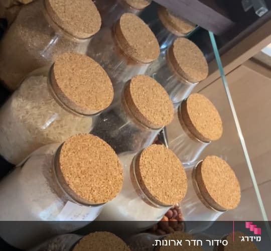 צנצנות זכוכית עם מכסי שעם לאחסון מזון במטבח